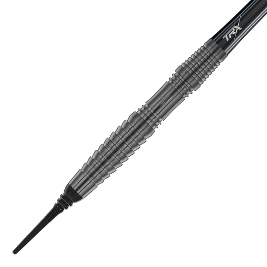 Das Bild zeigt den Softdart „Red Dragon Seren 3 Onyx“ mit einem Gewicht von 20g. Der Dartpfeil ist dunkel und besitzt eine geriffelte Oberfläche für besseren Halt.