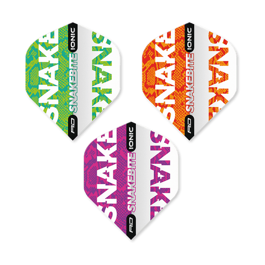 X0587_Red_Dragon_Hardcore_Ionic_Snakebite_Flight_Selection_Pack1_1 Das Bild zeigt drei verschiedenfarbige Dart-Flights aus dem "Red Dragon Hardcore Ionic Snakebite Flight Selection Pack1". Die Flights sind in Grün, Orange und Pink gestaltet und tragen den Schriftzug "Snakebite Ionic".