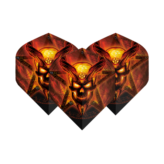 Świątynia Płonącego Alchemii nr 2 Standardowe Loty Die Abbildung zeigt drei Dart-Flights mit einem brennenden, dämonischen Totenkopf-Design vor einem Pentagramm. Die Farben sind hauptsächlich feuriges Rot und Gelb, was dem Produkt ein auffälliges und dramatisches Aussehen verleiht.