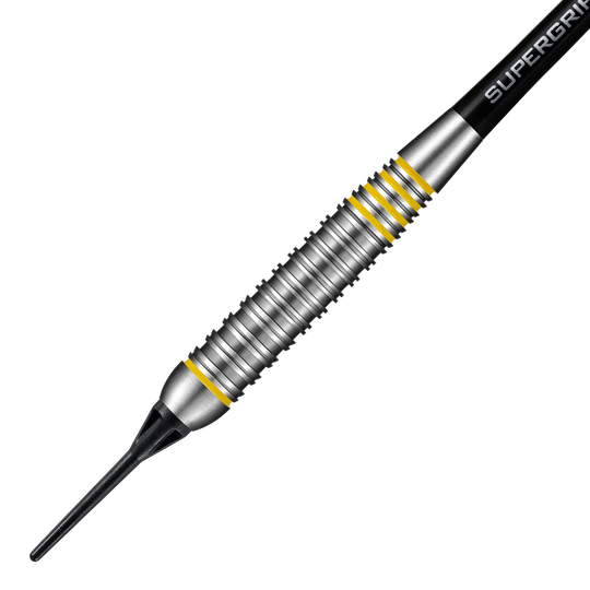 HA24476_Harrows_Dave_Chisnall_Chizzy_Brass_Softdarts_2 Auf dem Bild ist ein Harrows Dave Chisnall Chizzy Brass Softdart zu sehen. Der Dart hat ein silbernes Griffstück mit gelben Akzenten und einer schwarzen Softspitze.