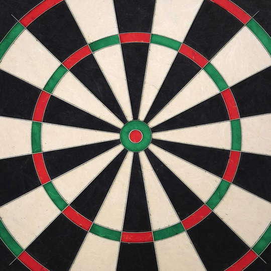 Tarcza do darta Mission Samurai Infinity ze stali Das Bild zeigt das Produkt "Mission Samurai Infinity Steeldartboard". Die Dartscheibe hat ein klassisches Design mit schwarzen, weißen, roten und grünen Segmenten.