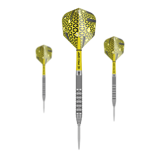 Target Bolide 01 Swiss Point stalowe rzutki Das Bild zeigt drei Target Bolide 01 Swiss Point Steeldarts mit gelben Flights und silbernen Spitzen. Die Darts haben einen auffälligen, schwarz-gelben Aufdruck und einen silbernen, geriffelten Schaft.