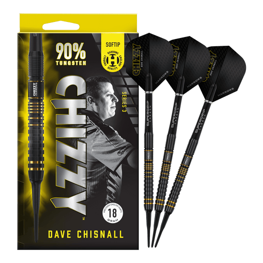 Miękkie lotki Harrow's Dave Chisnall Chizzy Series 3 Das Bild zeigt eine Packung der "Harrows Dave Chisnall Chizzy Series 3 Softdarts" mit drei schwarzen Softdarts daneben. Auf der Verpackung steht, dass die Darts zu 90% aus Tungsten bestehen und 18 Gramm wiegen.