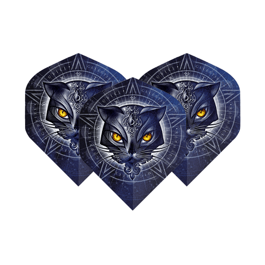 Alchemy Star Of Ailouros No2 Standard Flights Das Bild zeigt drei Dart-Flights mit einem mystischen Katzenkopf-Design und leuchtend gelben Augen. Im Hintergrund sind geometrische Muster und kreisförmige Symbole zu sehen.