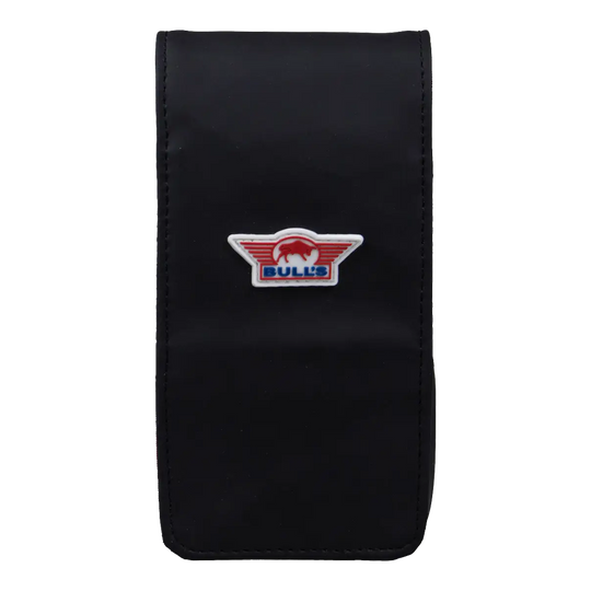 Das Bild zeigt das Bulls NL Spacecase Softcase in Schwarz-Rot. Das Softcase dient zur Aufbewahrung von Darts und Zubehör.