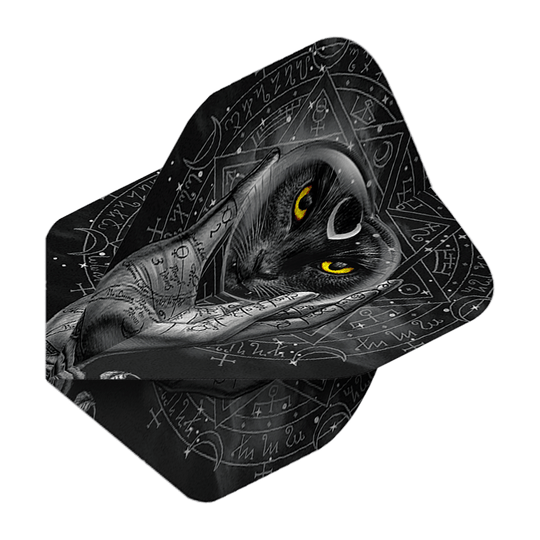 Alchemia Grimalkins Glass No2 Standard Flights Das Bild zeigt ein Dartflight mit einem schwarzen Katzenmotiv und leuchtend gelben Augen. Im Hintergrund sind mystische Symbole und eine beschriebene Hand zu sehen.