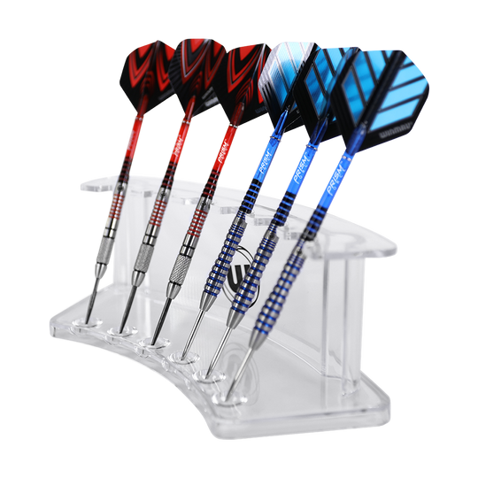 Das Bild zeigt den Winmau Wave Dart Display Stand mit sechs eingesteckten Darts. Der transparente Ständer hält die Darts ordentlich und übersichtlich.