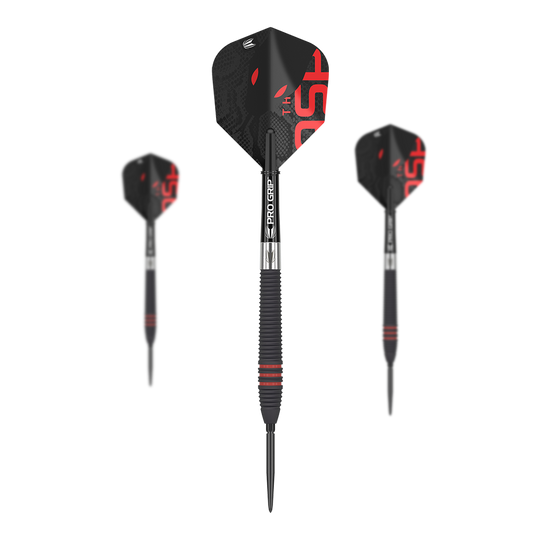 Lotki stalowe Target Nathan Aspinall Black Swiss Point Das Bild zeigt drei schwarze Steeldarts mit roten Akzenten und der Aufschrift "Pro Grip" auf dem Schaft. Die Flights sind ebenfalls schwarz mit roten Details und geometrischem Design.