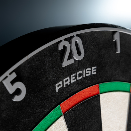 Precyzyjny pierścień z laserowo wycinanym numerem 180 One Piece Das Bild zeigt ein OnePiece Dartboard mit einem Zahlenring in Gunmetal, Nahaufnahme. Der Zahlenring ist präzise gelasert und Teil der Precise180 Serie.