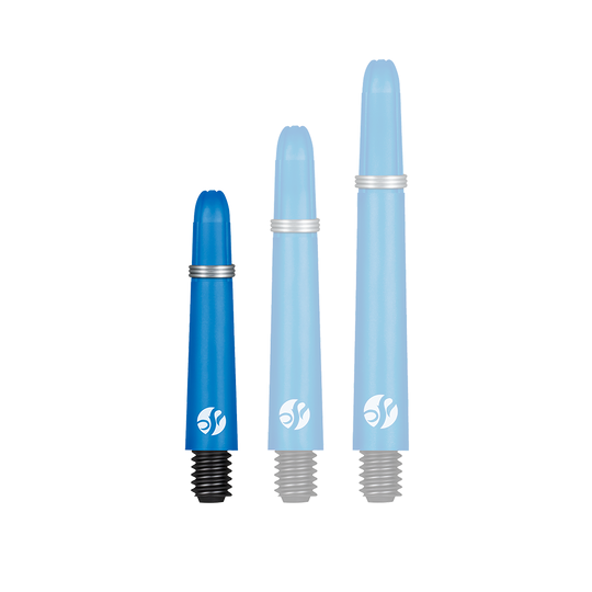 Auf dem Bild sind drei blaue Dartschäfte in verschiedenen Längen zu sehen. Sie haben schwarze Gewinde und silberne Ringe.