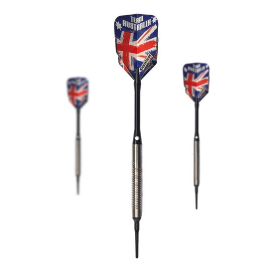Lotki McDart 85 Tungsten V8 Soft Darts - 18,5 g Auf dem Bild sind drei Softdarts des Modells "McDart 85er Tungsten V8" mit einem Gewicht von 18,5g zu sehen. Die Flights zeigen das Design der australischen Flagge mit der Aufschrift "Team Australia".