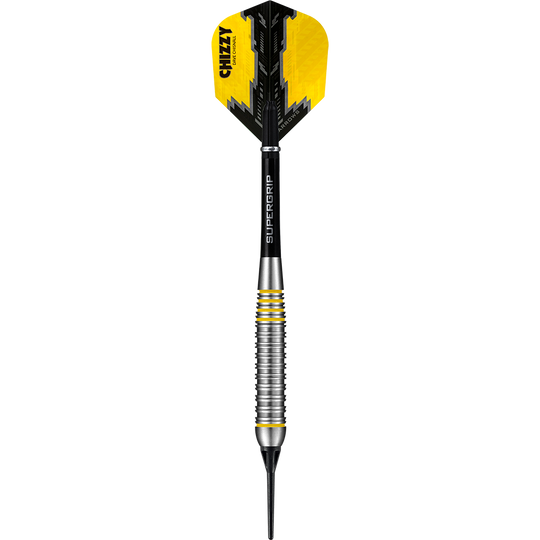 HA24476_Harrows_Dave_Chisnall_Chizzy_Brass_Softdarts_1WyjJa16ysj7nk Das Bild zeigt einen Harrows Dave Chisnall Chizzy Brass Softdart. Der Dartpfeil hat ein gelb-schwarzes Flight mit der Aufschrift „CHIZZY“ und einen silbernen Schaft mit gelben Akzenten.