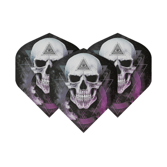 ALC22_Alchemy_The_Void_Standard_Flights_17pjokuIXqWCZv Das Bild zeigt drei Dart-Flights mit einem auffälligen Totenkopf-Design und einem mystischen Auge im Dreieck auf der Stirn. Die Hintergrundfarben sind Schwarz und Lila mit geometrischen Mustern.