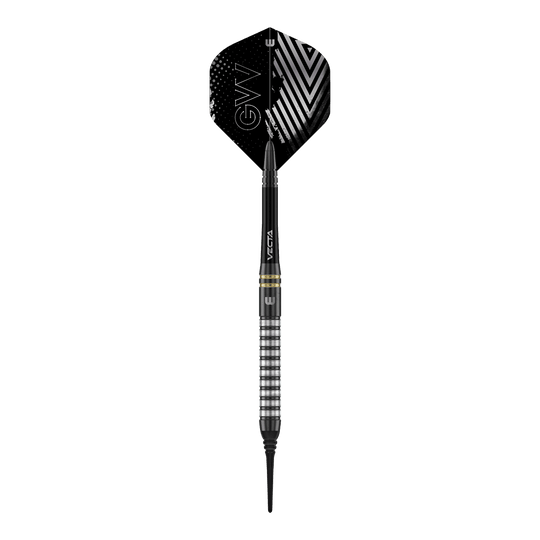 Miękkie rzutki Winmau Gian Van Veen TS - 18g Winmau Gian Van Veen TS Softdarts mit 18g werden aus der Nähe gezeigt. Ein einzelner Dartpfeil liegt im Fokus des Bildes.