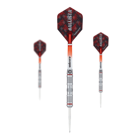 Unicorn Ballista Style 2 stalowe rzutki Auf dem Bild sind drei Steeldarts des Produkts "Unicorn Ballista Style 2" zu sehen. Die Darts haben rot-schwarze Flights und silberne Spitzen mit einem gerillten Schaft.