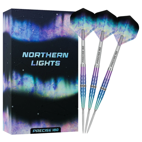 Hier sind die Precise 180 Northern Lights Steeldarts vollständig zu sehen. Die Darts liegen nebeneinander und zeigen ihre detailreiche Gestaltung.