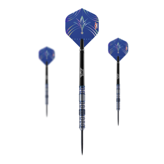 Das Bild zeigt drei Steeldarts des Produkts "Bulls NL Silvian Steeldarts". Die Flights sind blau mit einem dekorativen Muster.