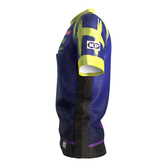 Koszulka do darta Target Luke Littler 2026 Zu sehen ist das Target Luke Littler Dartshirt 2026. Dieses Shirt ist für Dartbegeisterte entwickelt worden.