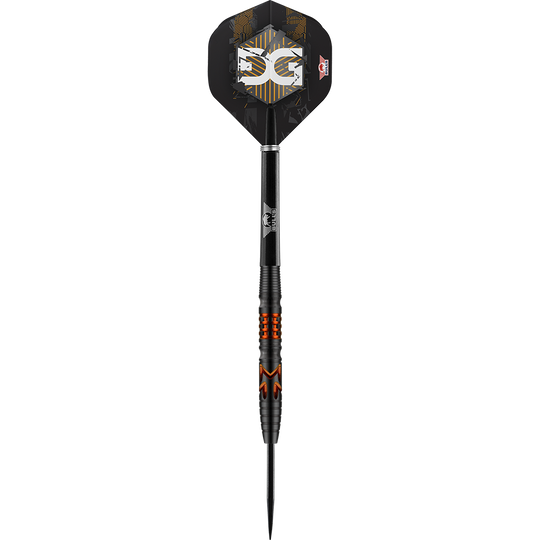 BU26223_BullsNL_Martijn_Kleermaker_90_Steeldarts_1G17qxgyDUNDB9 Das Bild zeigt einen schwarzen Steeldart mit orangenen Akzenten. Auf dem Flight ist ein auffälliges, geometrisches Muster zu sehen.