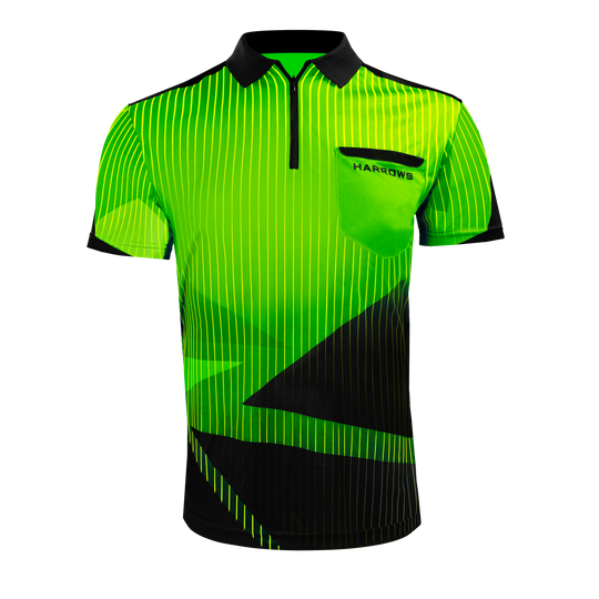 Harrows Shard Dartshirt - Grün Das Bild zeigt das grüne Harrows Shard Dartshirt mit einem modernen, auffälligen Design. Das Shirt hat dünne vertikale Streifen, einen schwarzen Kragen und eine Brusttasche mit dem Harrows-Logo.