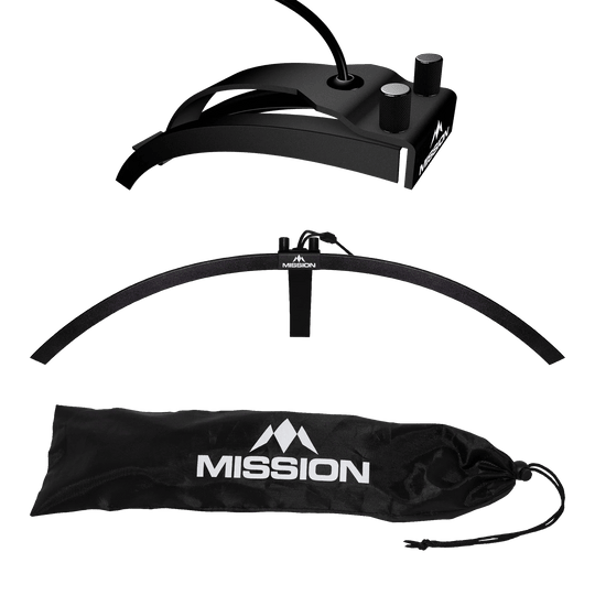 Oświetlenie tarczy do darta LED Mission Torus 100 składane Das Bild zeigt die faltbare LED Dartboard Beleuchtung "Mission Torus 100". Abgebildet sind das Beleuchtungselement, ein Bogen und eine schwarze Transporttasche mit dem Mission-Logo.