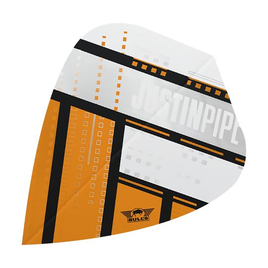 Dieses Bild zeigt ein Dartflight mit dem Namen "Bulls NL Powerflite Justin Pipe Match Kite Flights". Das Flight ist überwiegend in Weiß, Orange und Schwarz gestaltet und trägt den Schriftzug "JUSTIN PIPE" sowie das Bulls-Logo.