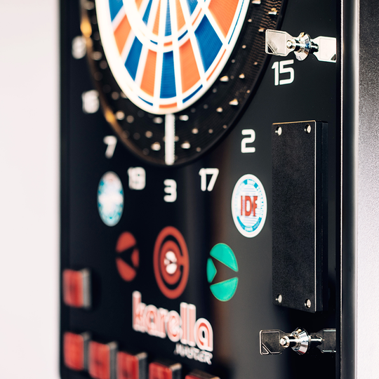 Das Bild zeigt einen elektronischen Dartautomaten „Karella E-MASTER“ ohne Münzeinwurf. Man sieht das Dartboard und die Bedientasten deutlich auf der Vorderseite des Gerätes.