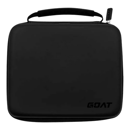 Portfel GOAT Locker XXL Dart Das Bild zeigt ein schwarzes, rechteckiges Etui mit einem Henkel oben. In der unteren rechten Ecke befindet sich das Logo „GOAT“.