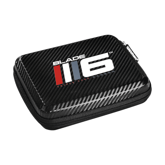 8134_Winmau_Blade_6_XL_Dartcase_1 Das Bild zeigt ein Winmau Blade 6 XL Dartcase. Die Darttasche ist schwarz mit einem Carbon-Look und einem großen "Blade 6" Logo auf dem Deckel.