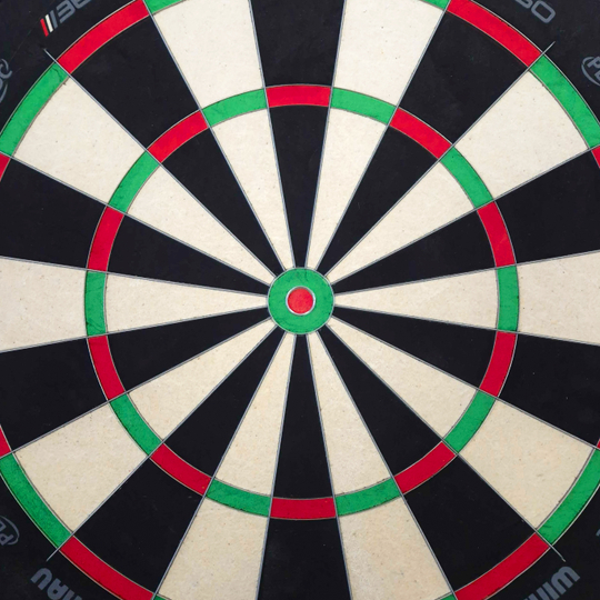 Tarcza do darta Winmau Blade 6 Triple Core 360 ze stali Der Bildinhalt ist unbekannt, aber der Dateiname verweist auf ein Winmau Blade 360 Steeldartboard. Es könnte ein weiteres Produktfoto eines Steeldartboards sein.