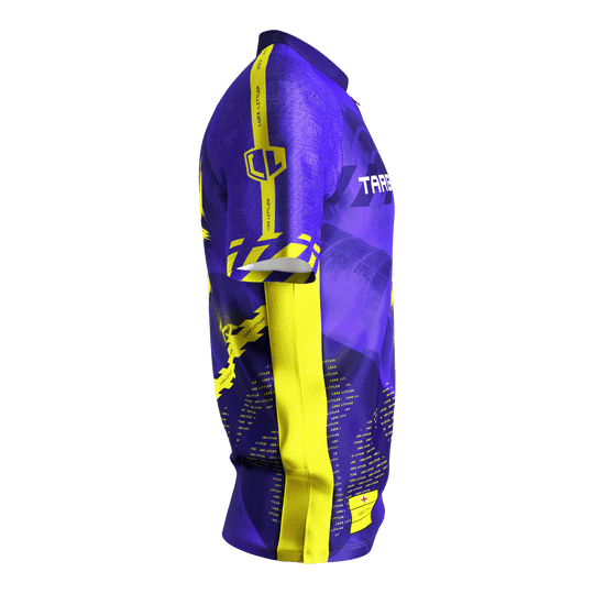 Koszulka do darta Target Coolplay Luke Littler 2025 Das Bild zeigt das "Target Coolplay Luke Littler 2025 Dartshirt" von der Seite. Das Shirt ist überwiegend lila mit auffälligen gelben Akzenten und Mustern.