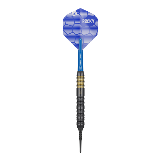 Target Josh Rock Brass Soft Darts - 18g Das Bild zeigt einen Target Josh Rock Brass Softdart mit einem Gewicht von 18g. Der Dart hat eine blaue Flight mit der Aufschrift "ROCKY" und einen messingfarbenen Griffbereich.