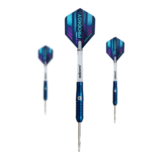 Unicorn Prodigy 02 Torpedo stalowe lotki Das Bild zeigt drei "Unicorn Prodigy 02 Torpedo Steeldarts" mit blauen Flights und silber-blauen Schäften. Die Pfeile sind scharf und für das Steeldartspiel geeignet.
