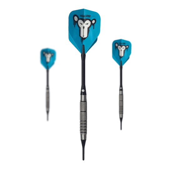 Lotki McDart 85 Tungsten V10 Soft Darts - 17,5 g Das Bild zeigt drei Softdarts des Modells "McDart 85er Tungsten V10" mit einem Gewicht von 17,5g. Die Flights der Darts sind blau und mit einem Affenkopf-Motiv bedruckt.