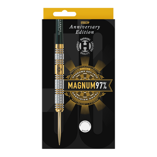 Harrows Anniversary Edition Magnum Steeldarts Das Bild zeigt eine Verpackung für einen Steeldart der Marke Harrows, Anniversary Edition. Auf der Verpackung steht "MAGNUM 97%" und das Design ist in Schwarz und Gold gehalten.