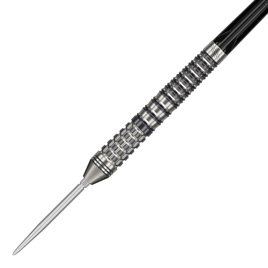 Target Black Marque Renegade 4 Swiss Point Steeldarts Das Bild zeigt einen Target Black Marque Renegade 4 Swiss Point Steeldart. Der Dartpfeil hat eine silberne Spitze und einen strukturierten, geriffelten Griffbereich.