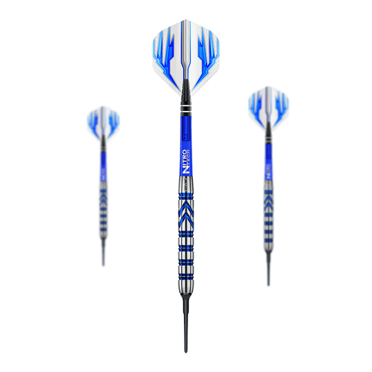 Miękkie rzutki Red Dragon Gerwyn Price Iceman Auf dem Bild sind drei Softdarts des Modells "Red Dragon Gerwyn Price Iceman" zu sehen. Die Darts haben blaue und silberne Akzente sowie blau-weiße Flights.