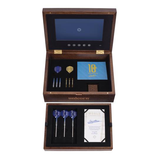 Das Bild zeigt das "Unicorn Gary Anderson 10 Year Commemoration Limited Edition Set - Steeldarts - 23g" in einer edlen Holzkiste. Im Inneren befinden sich drei Steeldarts, Ersatzspitzen, Flights, eine Urkunde sowie ein Bildschirm im Deckel.