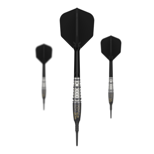 Das Bild zeigt drei Softdarts des Modells "Target Japan Junya Koikawa Charm Smash GEN3" mit einem Gewicht von 18g. Die Darts haben schwarze Flights und silberne, gerillte Barrels.