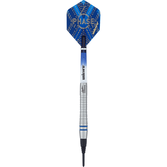 04504_Unicorn_World_Champion_Gary_Anderson_Phase_6_Softdarts_1 Das Bild zeigt einen Softdart der Marke Unicorn aus der Phase 6 World Champion Gary Anderson Serie. Der Dart hat ein silbernes Barrel und einen blauen Flight mit dem Aufdruck „PHASE 6“.