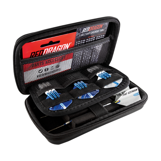 X0611_Red_Dragon_Gerwyn_Price_World_Champion_Dartcase_3 Das Bild zeigt das Produkt "Red Dragon Gerwyn Price World Champion Dartcase". Es ist ein offenes Dartcase mit mehreren Fächern für Pfeile und Zubehör.