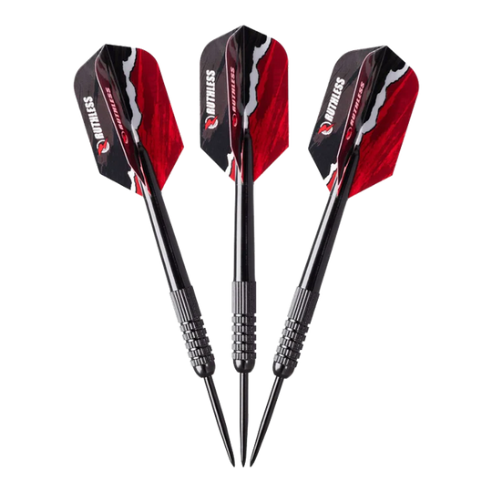 Zestaw do darta Ruthless Mini Desktop Das Bild zeigt drei Darts aus dem Ruthless Mini Desktop Dartboard Set. Die Darts haben schwarze Spitzen und auffällige schwarz-rote Flights.