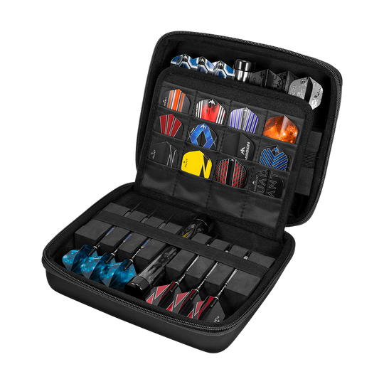 Das Bild zeigt das Mission Jack Daniels Luxor Dartcase, das offen dargestellt ist. Im Inneren sind verschiedene Dartflights und Dartpfeile ordentlich sortiert und sicher verstaut.