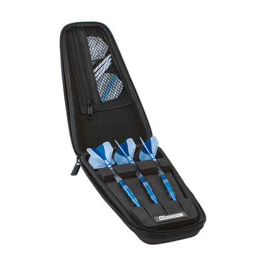 HRT-12275_Harrows_Ace_Dartcase_3BhGpytVlcU8rB Das Bild zeigt das Produkt "Harrows Ace Dartcase - Schwarz". In dem schwarzen Etui sind drei blaue Dartpfeile ordentlich eingeordnet und Zubehör ist in einem Netzfach verstaut.