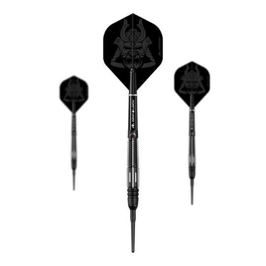 Das Bild zeigt drei Softdarts des Modells „Mission Kuro Model 4“. Die Darts sind schwarz gestaltet und haben ein Samurai-Motiv auf den Flights.