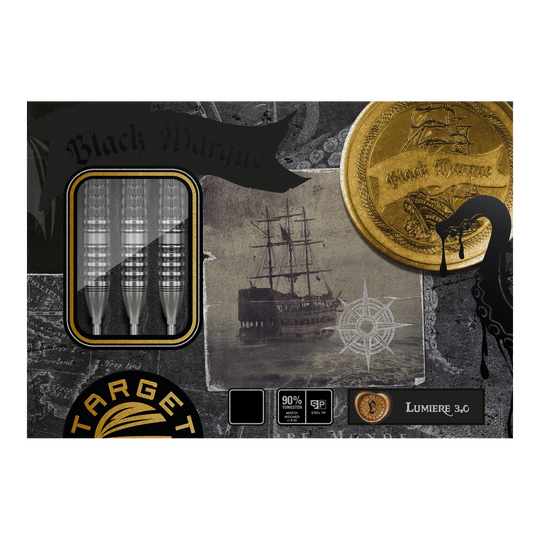 Die Abbildung zeigt die Verpackung der "Target Japan Black Marque Lumiere GEN3 Steeldarts". Auf der Verpackung sind drei Steeldarts, ein altes Segelschiff und ein goldener Münzenmotiv zu sehen.