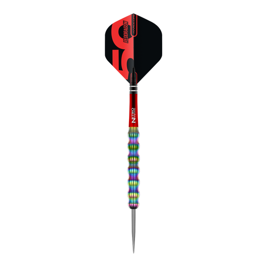 Das Bild zeigt einen Steeldartpfeil aus der "Red Dragon 50 Year Collection Shockwave" mit einem Gewicht von 26g. Der Dart hat einen auffällig bunten und geriffelten Griff sowie einen roten Schaft und schwarze Flights.