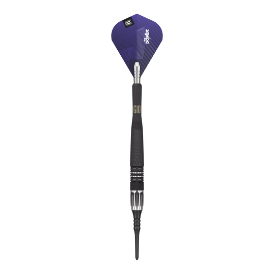 Miękkie lotki Target Phil Taylor Power 9Five GEN10 Das Bild zeigt einen modernen Softdartpfeil mit einem schwarzen und silbernen Schaft. Die Dartflügel sind lila und tragen die Aufschrift "Power".