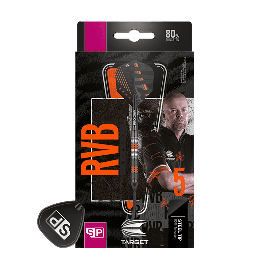 190212_Target_Raymond_Van_Barneveld_80_Black_Swiss_Point_Steeldarts_3 Auf der Verpackung ist ein Steeldart-Set mit schwarzem Design und orangenen Akzenten abgebildet. Rechts sieht man einen Mann in einem schwarzen Hemd, daneben steht groß "RVB".