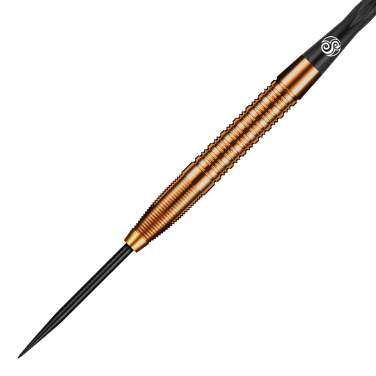 Lotki stalowe Shot Pro Series Jake Womack - 23 g Das Bild zeigt einen Shot Pro Series Jake Womack Steeldart mit einem Gewicht von 23g. Der Dartpfeil hat ein auffälliges, bronzefarbenes Design mit feinen Rillen am Griff.
